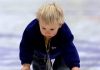 un bambino che gioca con le stones curling