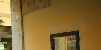 particolare della bacheca danneggiata