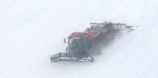 gatto delle nevi mentre batte le piste da sci