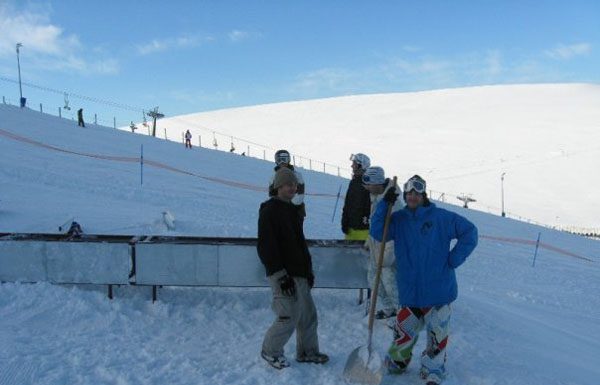 i ragazzi dell'hot ice mentre preparano lo snowpark