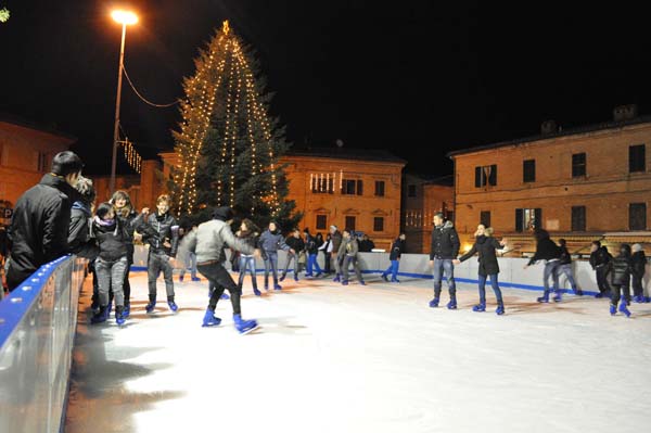 foto pista pattinaggio su ghiaccio sarnano