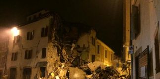 Foto crollo di una casa nella città di Camerino a causa del terremoto.