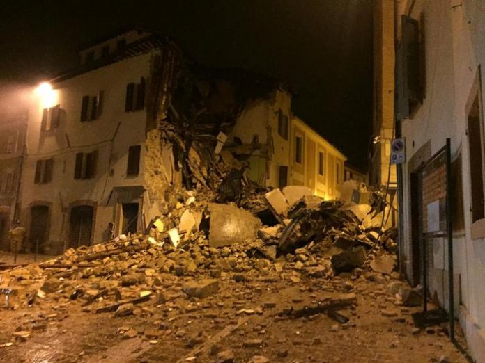 Foto crollo di una casa nella città di Camerino a causa del terremoto.