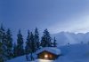 Una baita in montagna immersa nella neve - Credits: daily__dandy