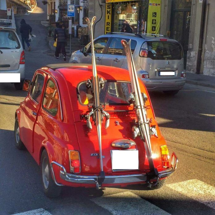 Auto vintage Fiat 500 con gli sci a Cortina d'Ampezzo