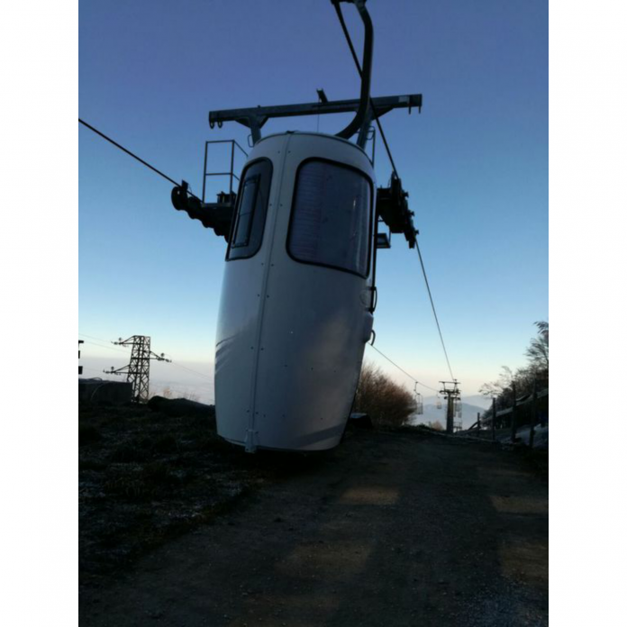 L'impianto di risalita del Monte Catria con le nuove cabinette chiuse - Credits Monte Catria Impianti Scarl