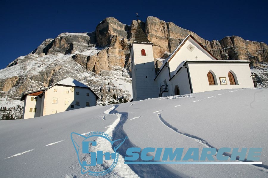 Chiesa con la neve in Alta Badia - Trentino Alto Adige