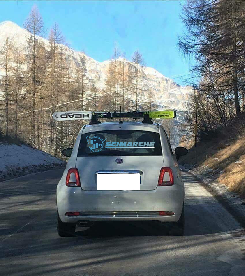 La foto della Fiat 500 con il portasci fissato al contrario