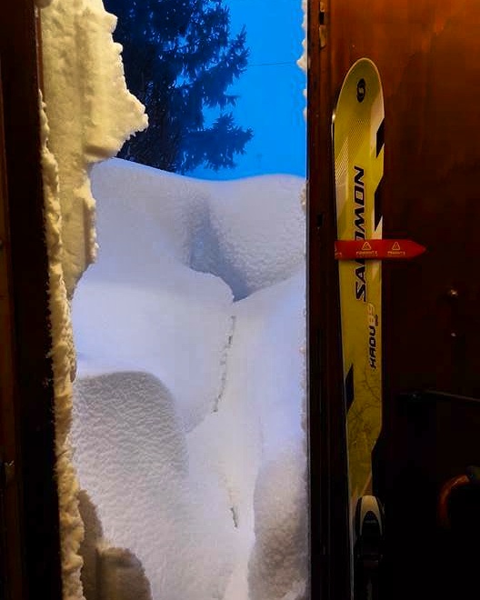 La neve blocca l'uscita della casa a Colfiorito (PG) - Umbria