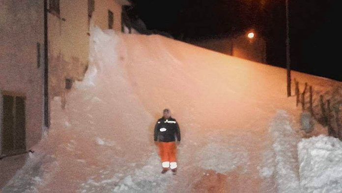 La montagna di neve nella frazione di Riofreddo a Visso (MC)