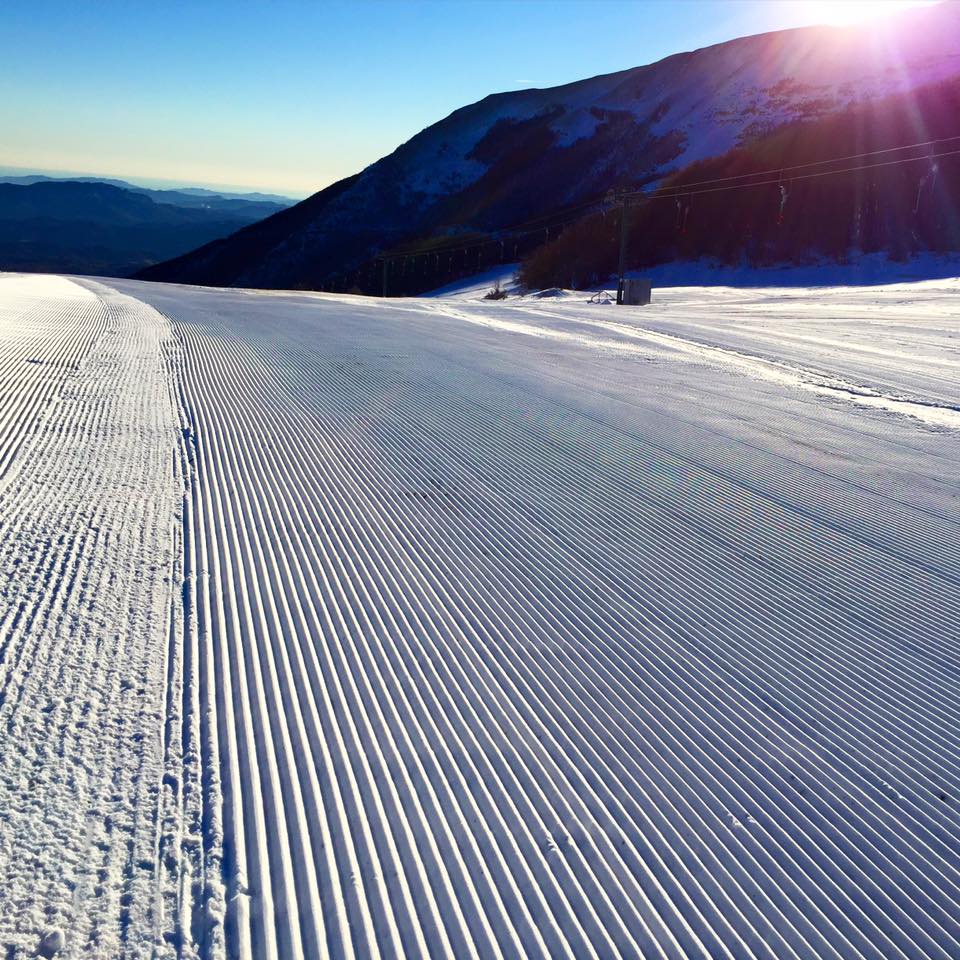 In foto una pista di Bolognola appena battuta