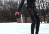 La ragazza bionda mentre prova a camminare sul ghiaccio con i tacchi a spillo
