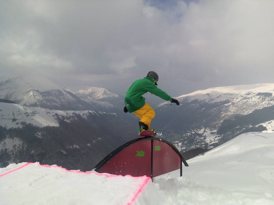 Una delle strutture presenti presso lo snowpark di Bolognola