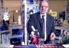 Il barman Stefano Renzetti mentre prepara un Americano macchiato Amaro Sibilla