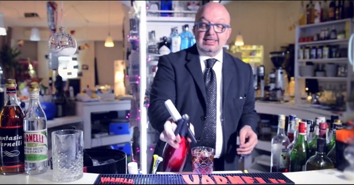 Il barman Stefano Renzetti mentre prepara un Americano macchiato Amaro Sibilla
