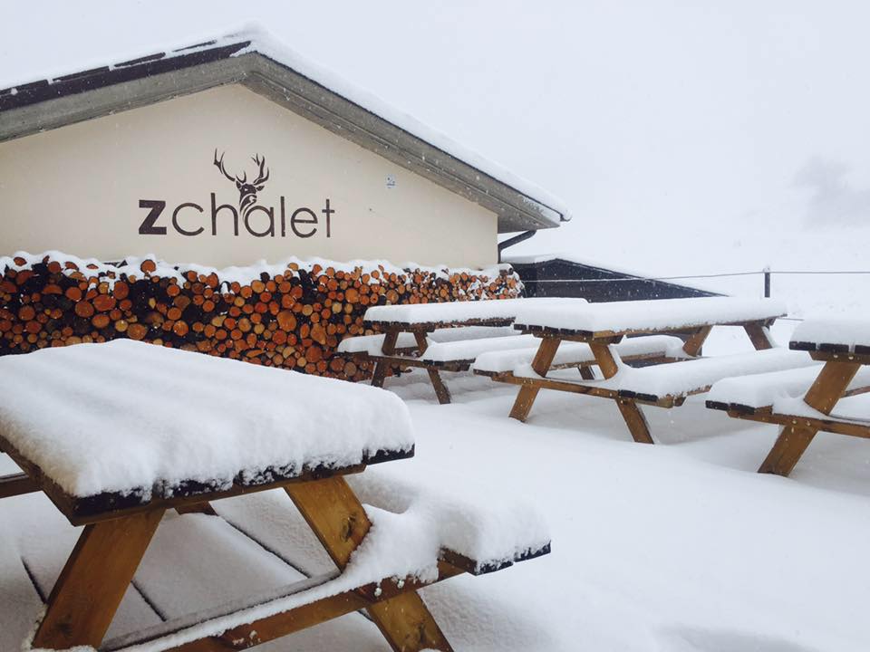 La terrazza del rifugio Zchalet a Bolognola