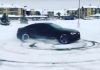 Un pilota professionista ripreso mentre compie dei testacoda sulla neve con un'Audi