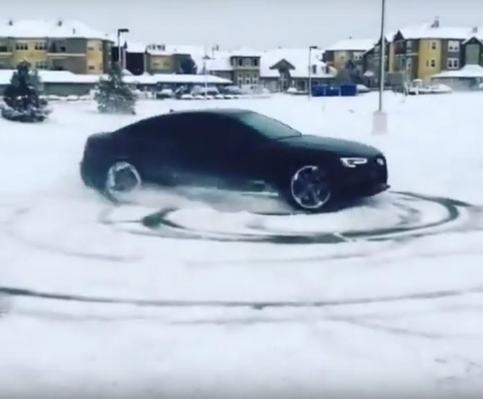 Un pilota professionista ripreso mentre compie dei testacoda sulla neve con un'Audi