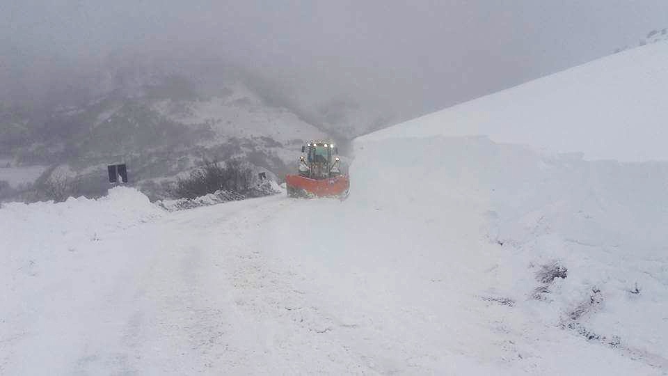 Uno spazzaneve in azione nella frazione di Fematre nel comune di Visso - credits Roberto Ticani