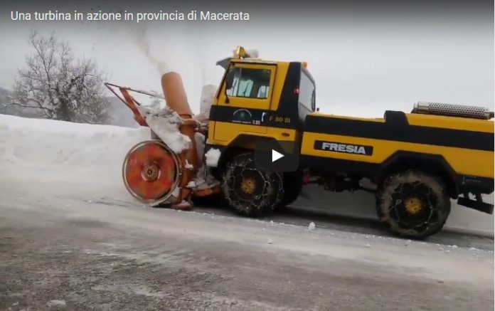 Nel video la turbina in azione si trovava nella strada che collega Polverina di Camerino a Fiastra