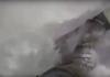 La valanga travolge lo snowboarder Tom Oye che si salva grazie all'airbag