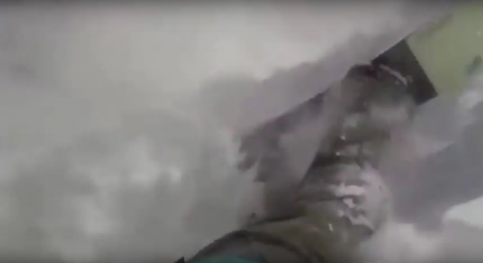 La valanga travolge lo snowboarder Tom Oye che si salva grazie all'airbag