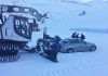 Il gatto delle nevi mentre recupera l'auto bloccata sulle piste da sci di Prato Nevoso
