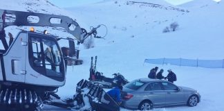 Il gatto delle nevi mentre recupera l'auto bloccata sulle piste da sci di Prato Nevoso