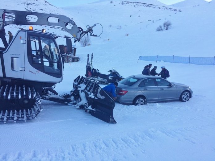 Il gatto delle nevi mentre recupera l'auto bloccata sulle piste da sci di Prato Nevoso