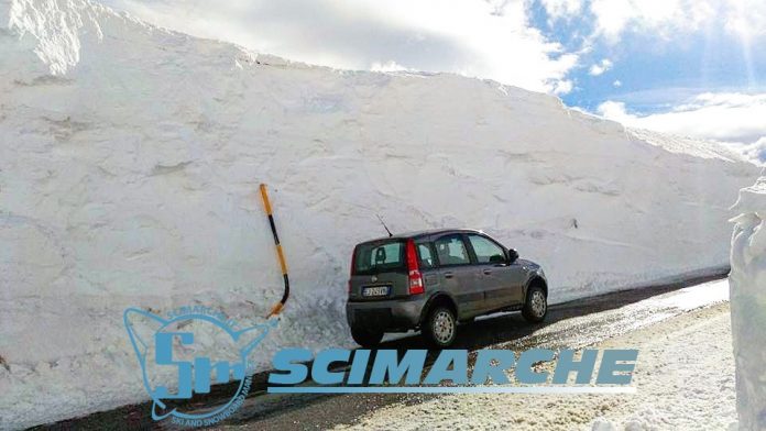 Una foto epica di qualche settimana fa, scattata a Sarnano (notare l'aggressività della Fiat Panda) - Credits: Centro Fondo e Snowkite Monte Ragnolo