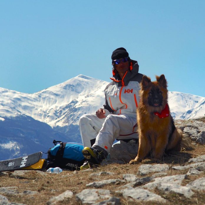 Lorenzo Alesi con Argo (pastore tedesco alsaziano Argo), fotografati da Tania Montani sulla Montagna dei Fiori