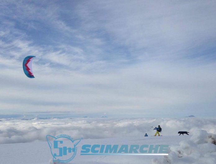 Snowkite ai Piani di Ragnolo, la foto del giorno scattata da Monica Capretti