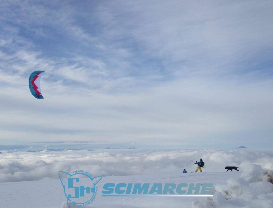 Snowkite ai Piani di Ragnolo, la foto del giorno scattata da Monica Capretti