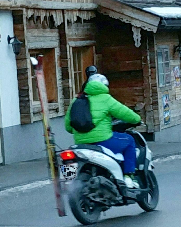 Con il portasci sullo scooter, lui va a comandare