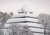 Gli snowboarders Gigi Rüf e Elias Elhardt mentre scendono una pagoda - Credits Pirate Movie Productions - Red Bull