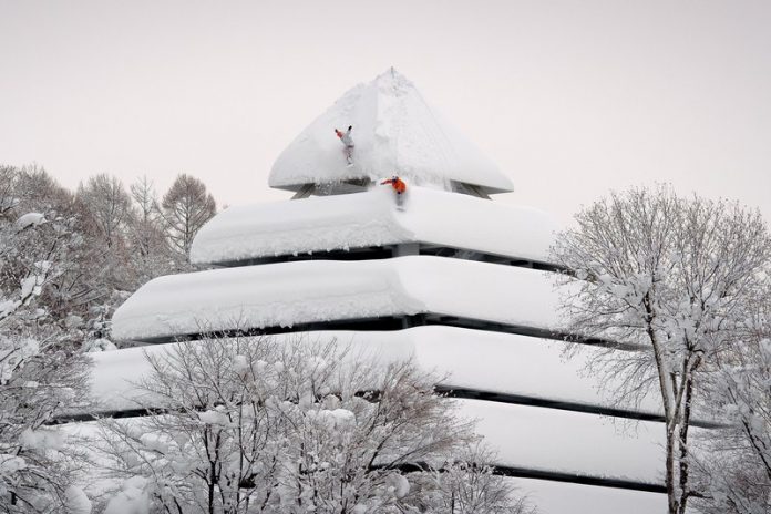 Gli snowboarders Gigi Rüf e Elias Elhardt mentre scendono una pagoda - Credits Pirate Movie Productions - Red Bull