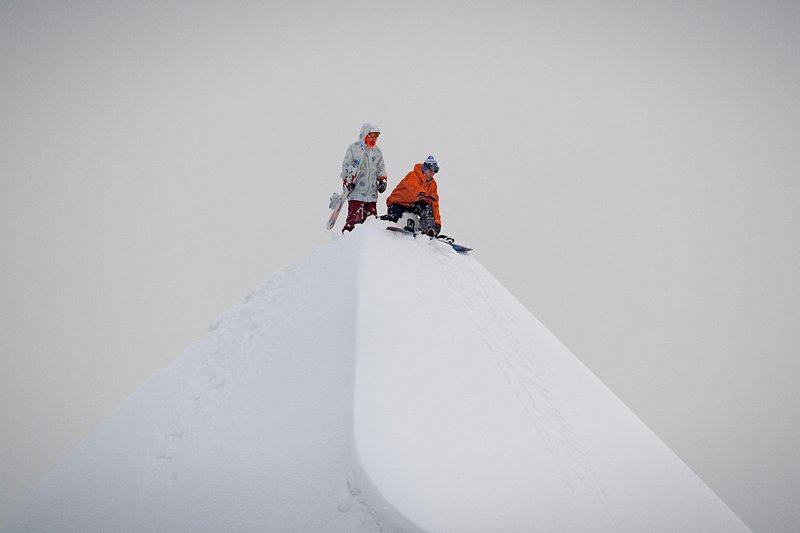 Gli snowboarders Gigi Rüf e Elias Elhardt mentre scendono una pagoda - Credits Pirate Movie Productions - Red Bull