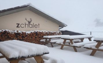Il rifugio ZChalet a Bolognola durante una nevicata
