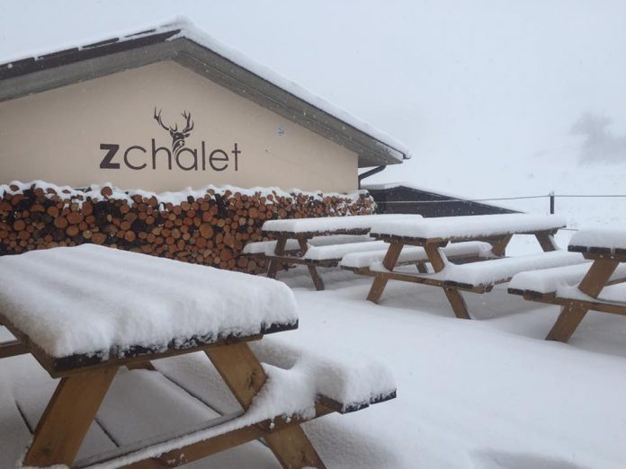Il rifugio ZChalet a Bolognola durante una nevicata