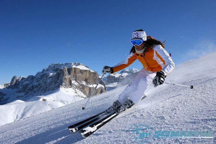 Una sciatrice in Val di Fassa in Trentino Alto Adige