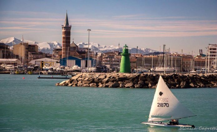 La foto del giorno di Monica Capretti scattata dal porto di Civitanova Marche, sullo sfondo i Monti Sibillini