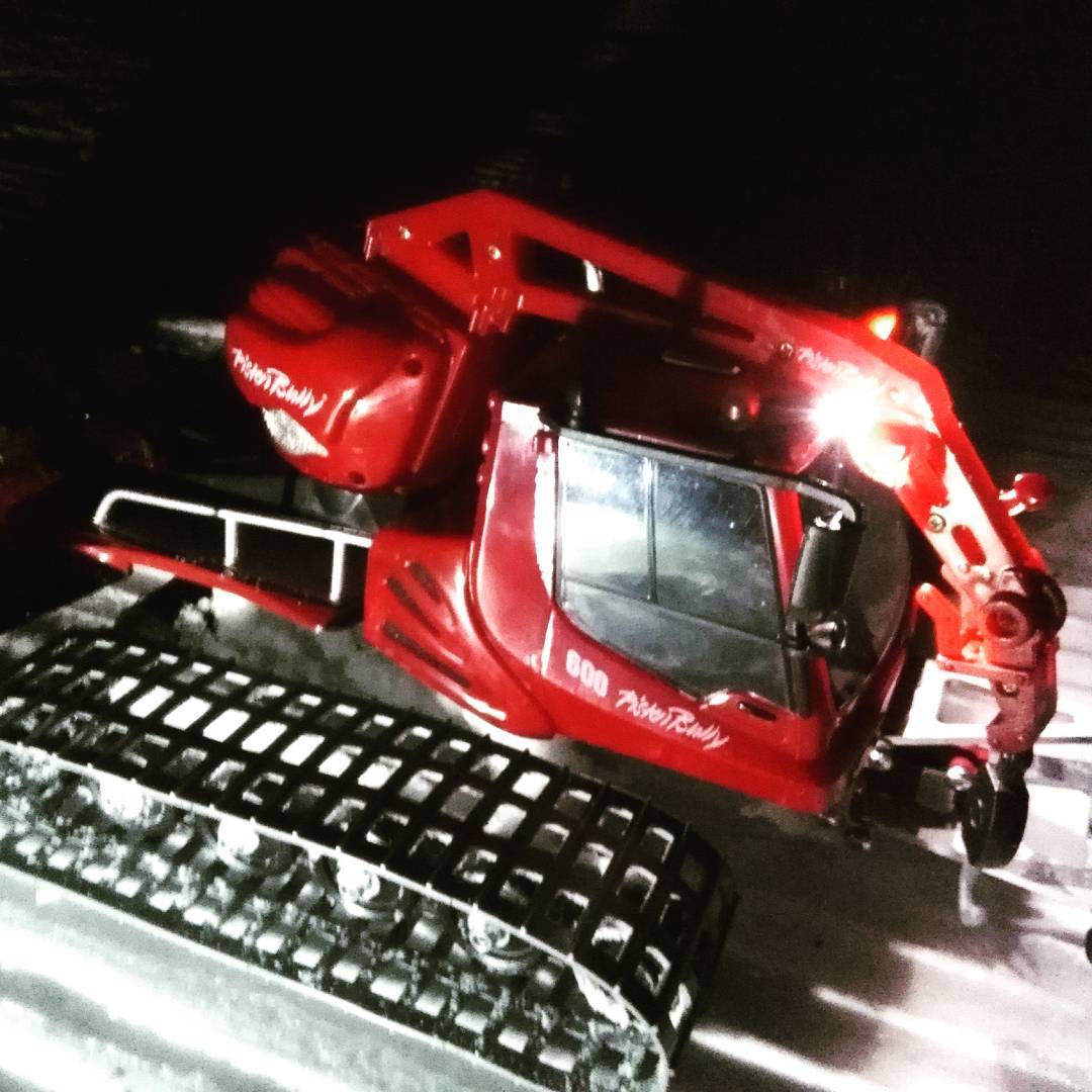 Il modellino del gatto delle nevi PistenBully in uno scatto notturno mentre batte una pista da sci - Credits: _parkbully