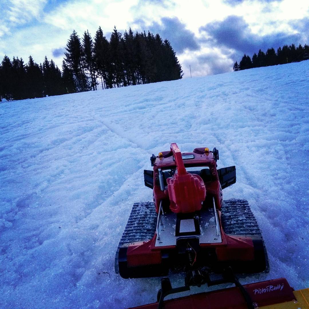 E' tardo pomeriggio ed il modellino del gatto delle nevi PistenBully è pronto per battere le piste - Credits: _parkbully