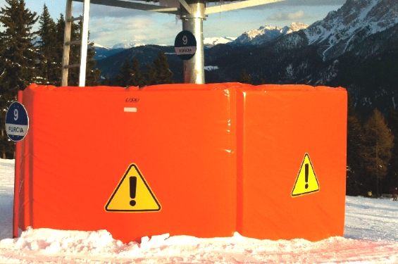 Un esempio di materassi in gommapiuma per protezione piste da sci