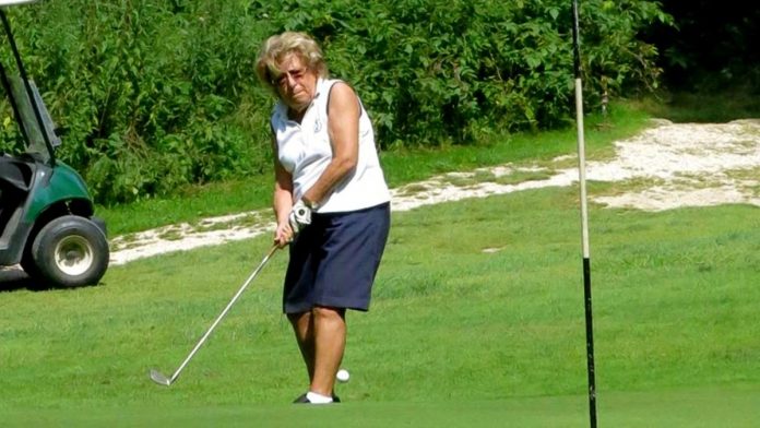 Annamaria Golfieri mentre gioca a golf - Photo credits: Il giornale di Vicenza