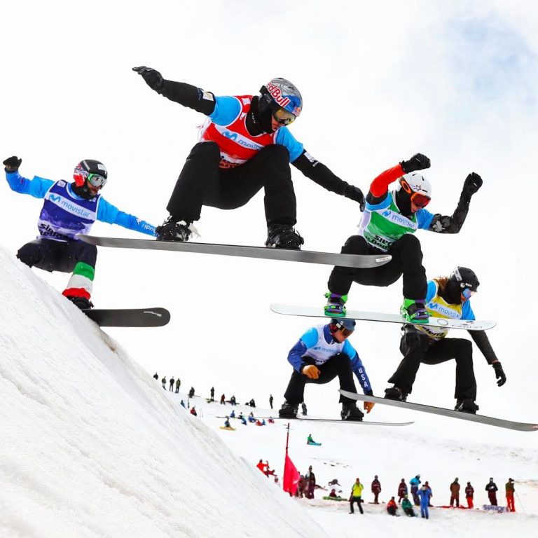 Gli atleti italiani di snowboardcross in allenamento a Courmayeur