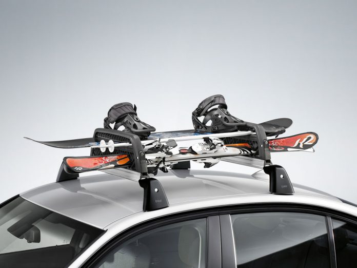 Come trasportare gli sci e snowboard in auto