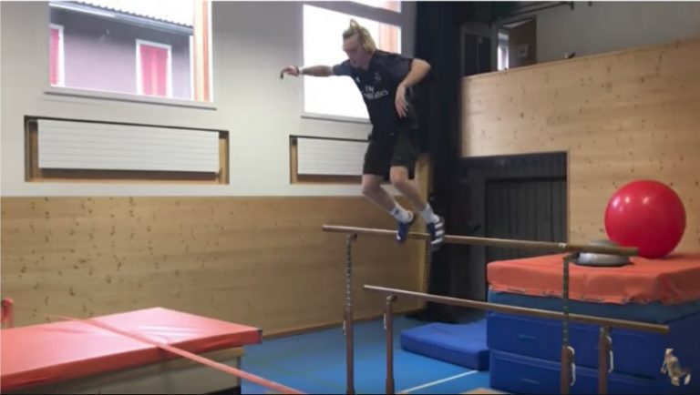 L’allenamento pazzesco dello sciatore freestyle Andri Ragettli