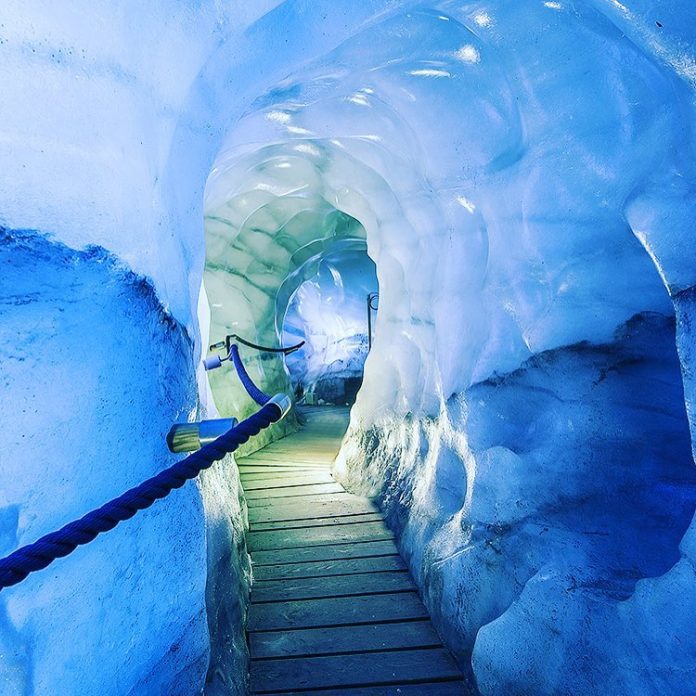 La grotta di Ghiaccio sul Ghiacciaio dello Stubai