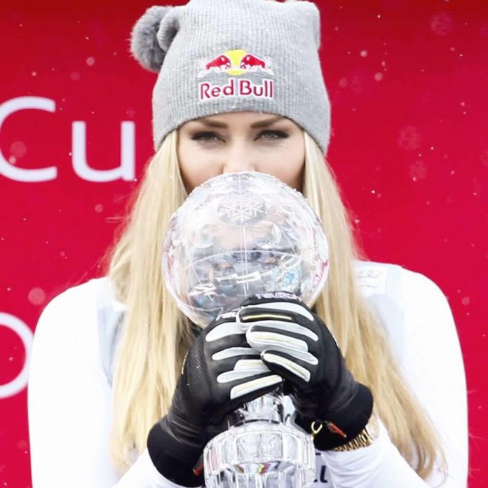 La sciatrice Lindsey Vonn con un trofeo